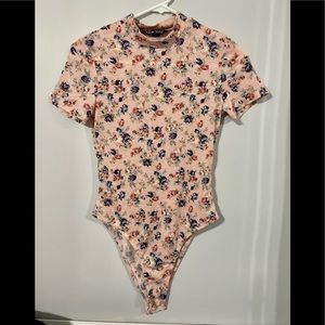 Pink floral short-sleeved bodysuit XS